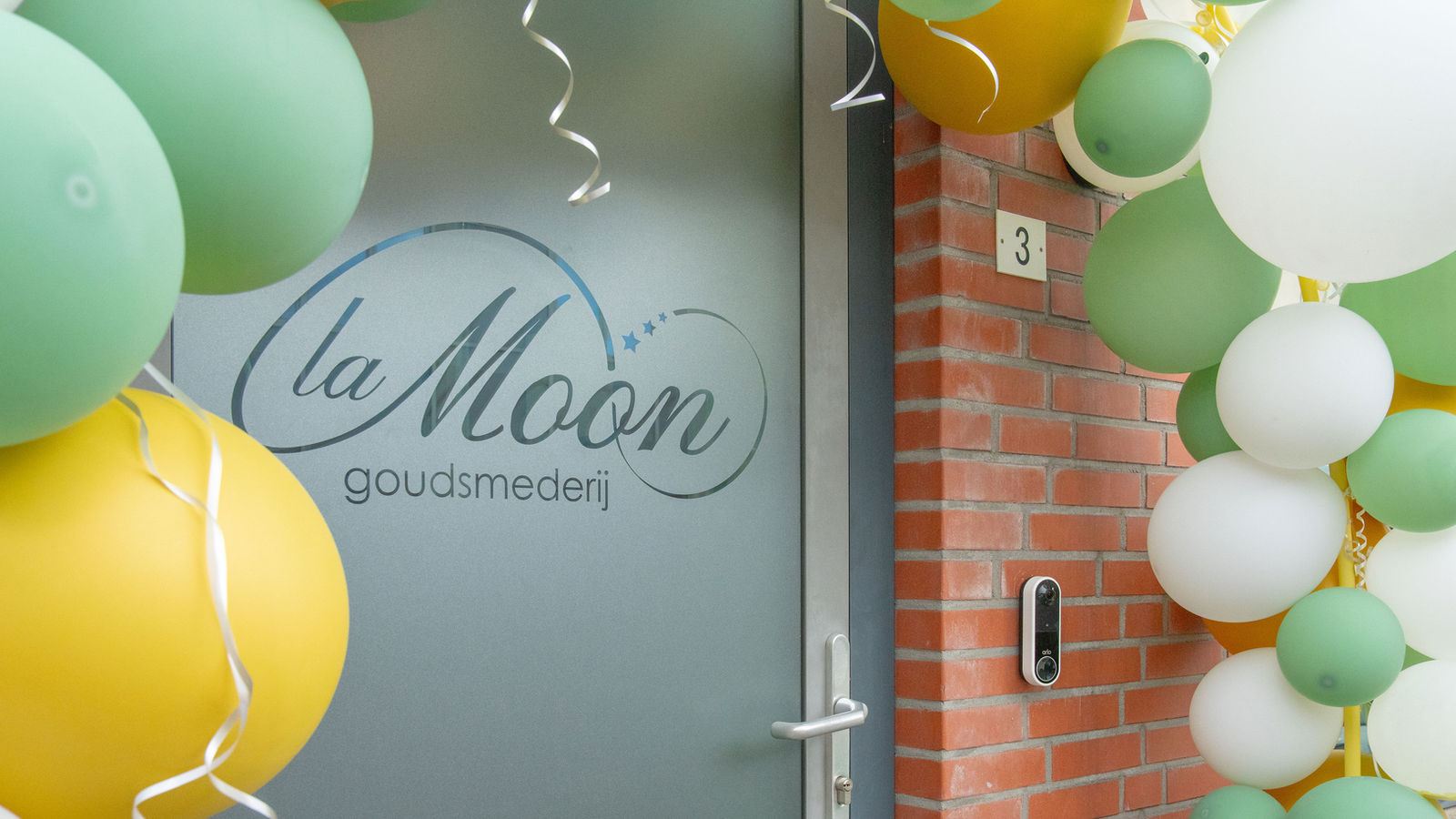 De ingang van de goudsmederij met ballonnen op de openingsdag