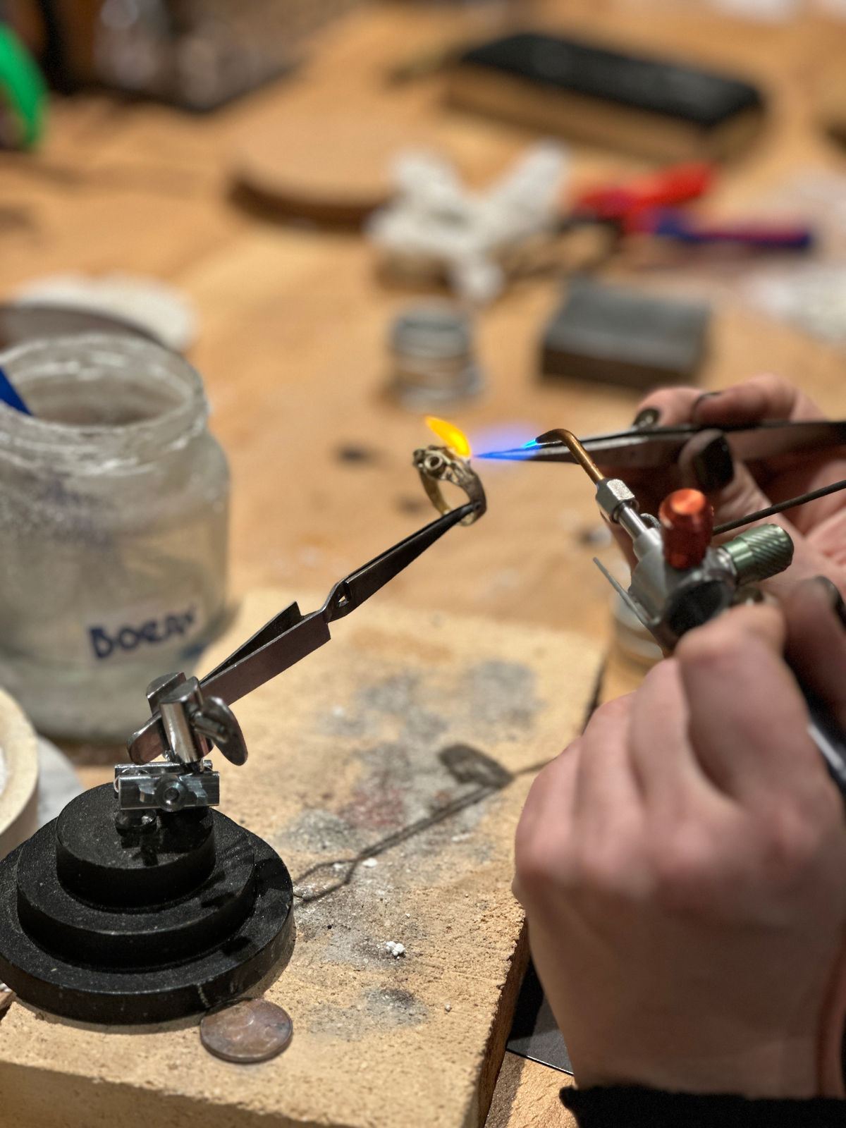 Een ring wordt gepolijst aan de polijstmotor