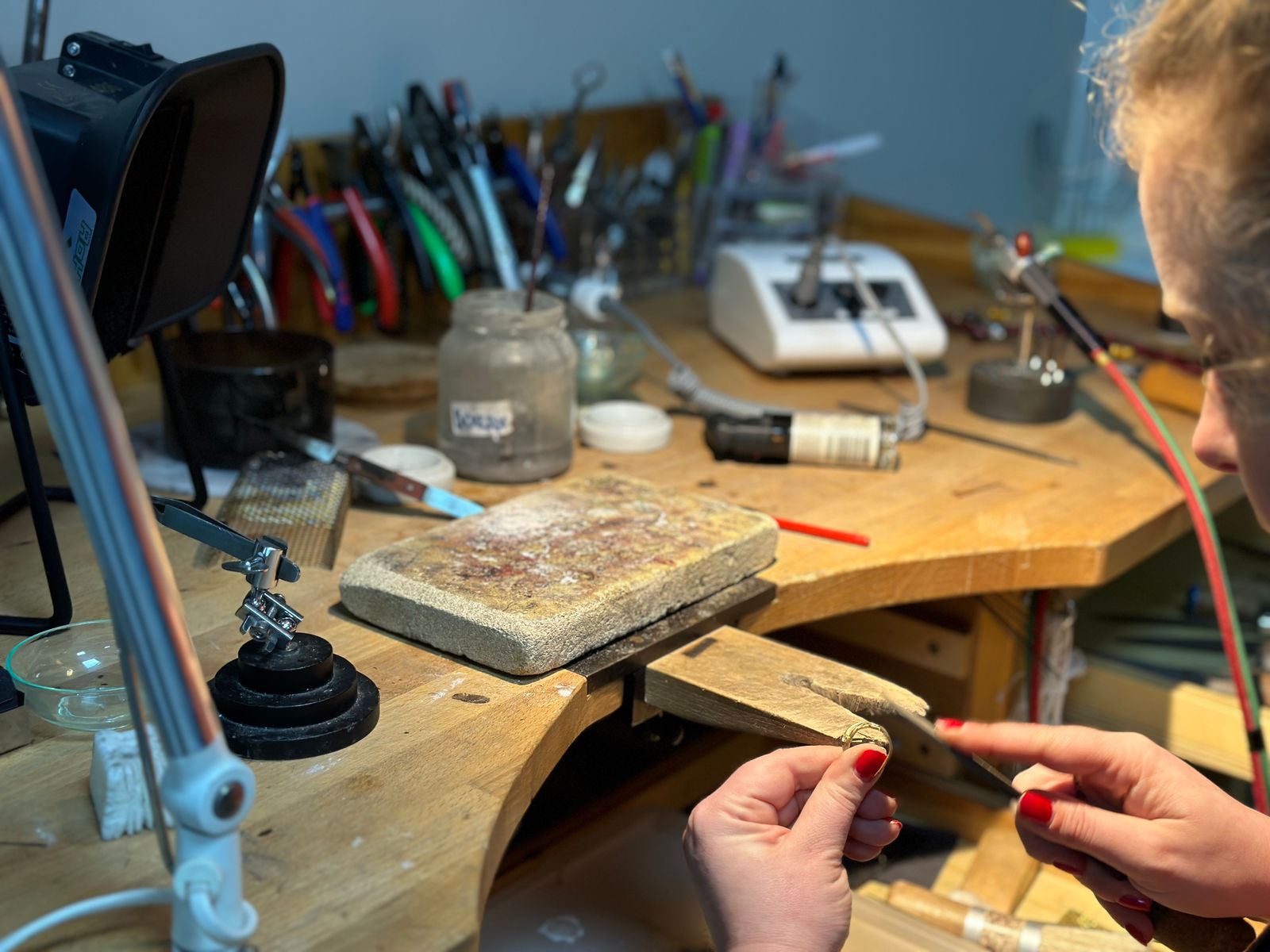 Werkbank met gereedschap in het atelier