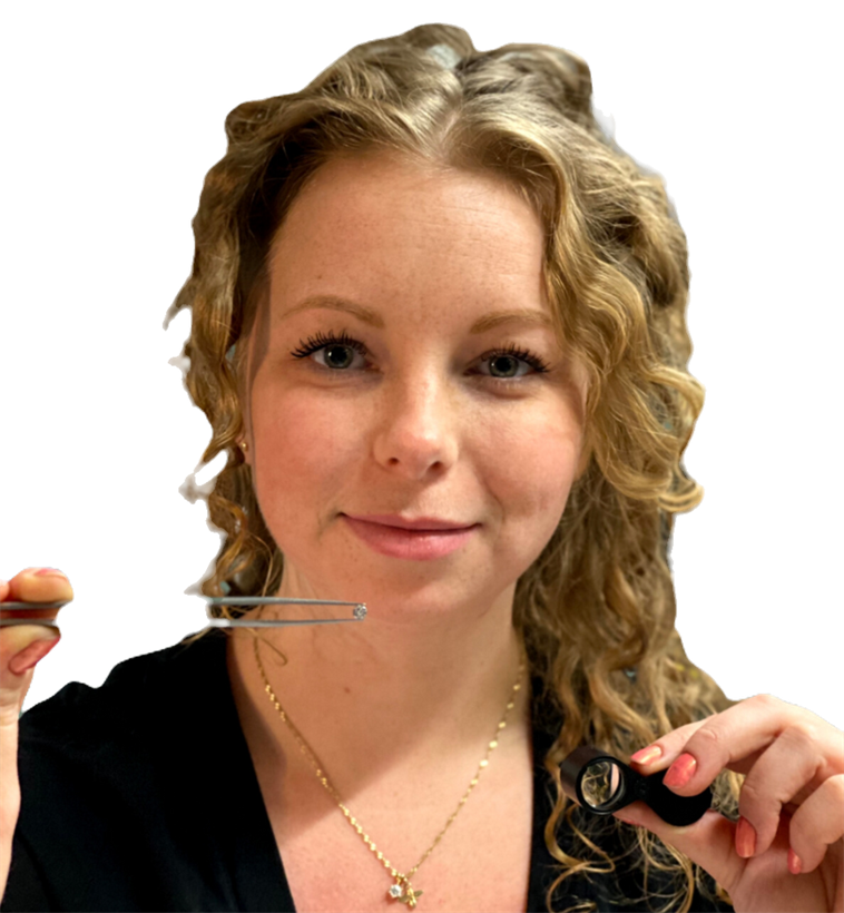 Mirjam de Wit met een loep en pincet met een diamantje