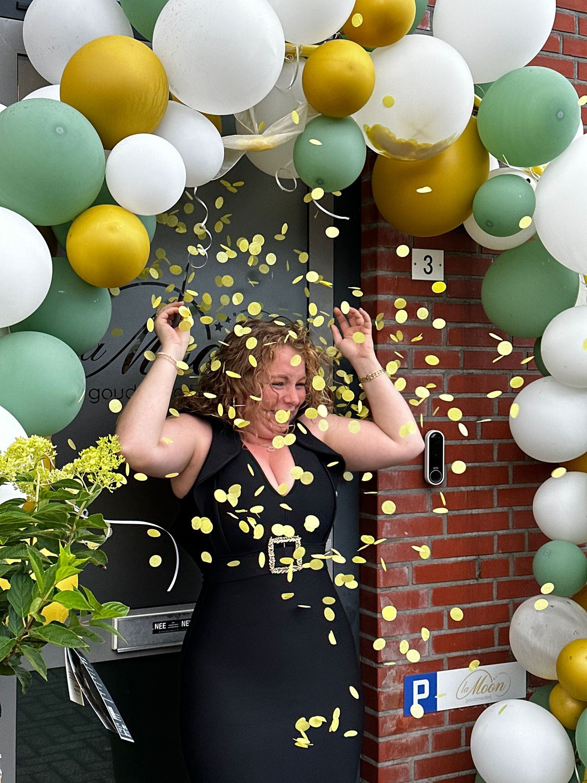 Mirjam viert de opening van het atelier in Alblasserdam onder de confetti