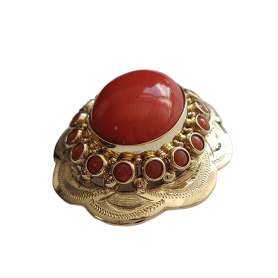 Antieke gouden broche met bloedkoraal