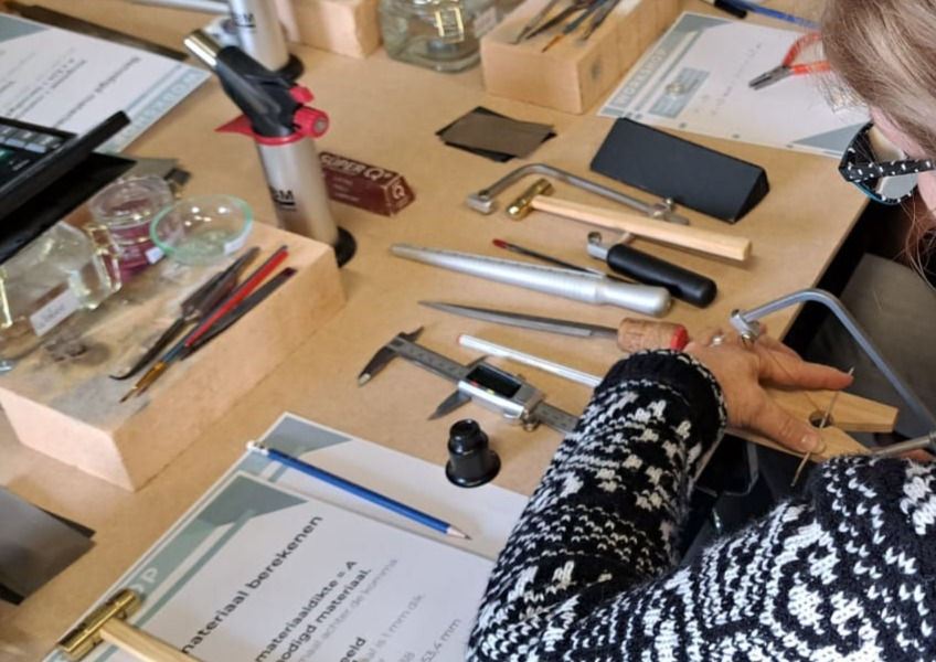 Deelnemer maakt een zilveren ring tijdens de basisworkshop