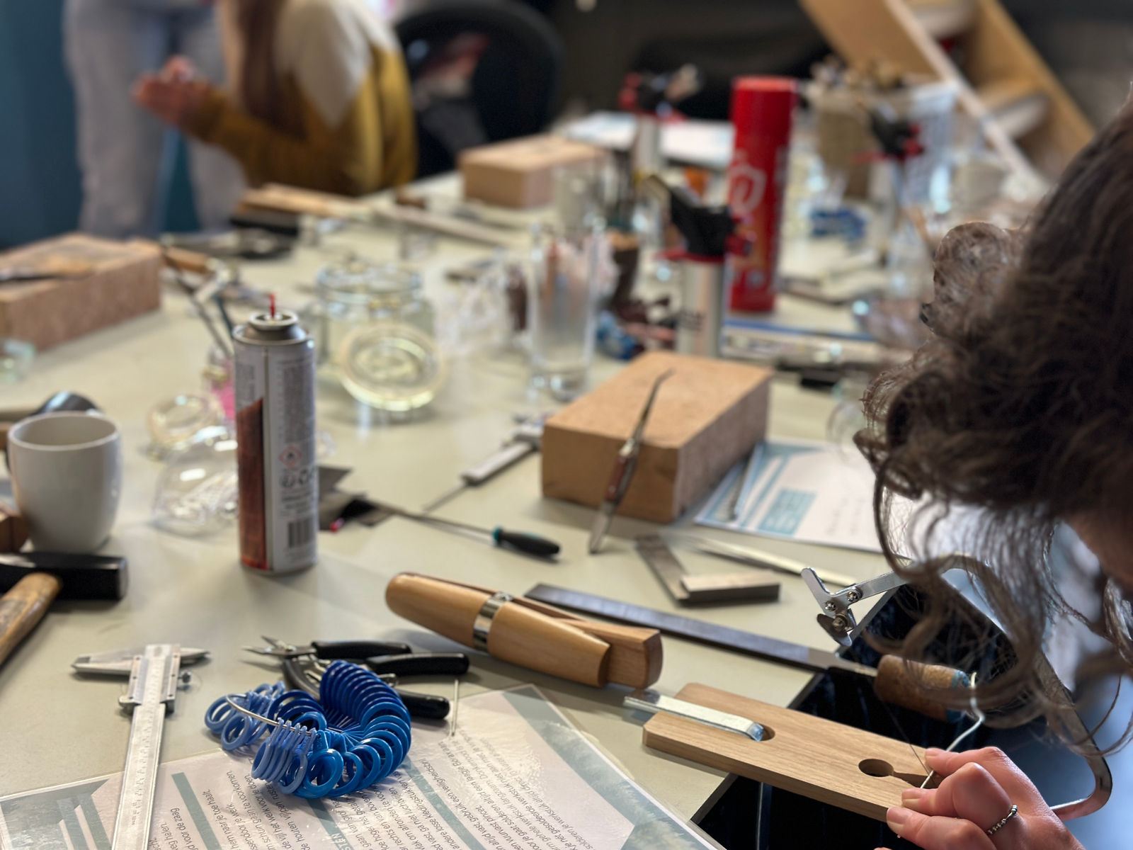 Aan de werkbank tijdens de workshop Plus